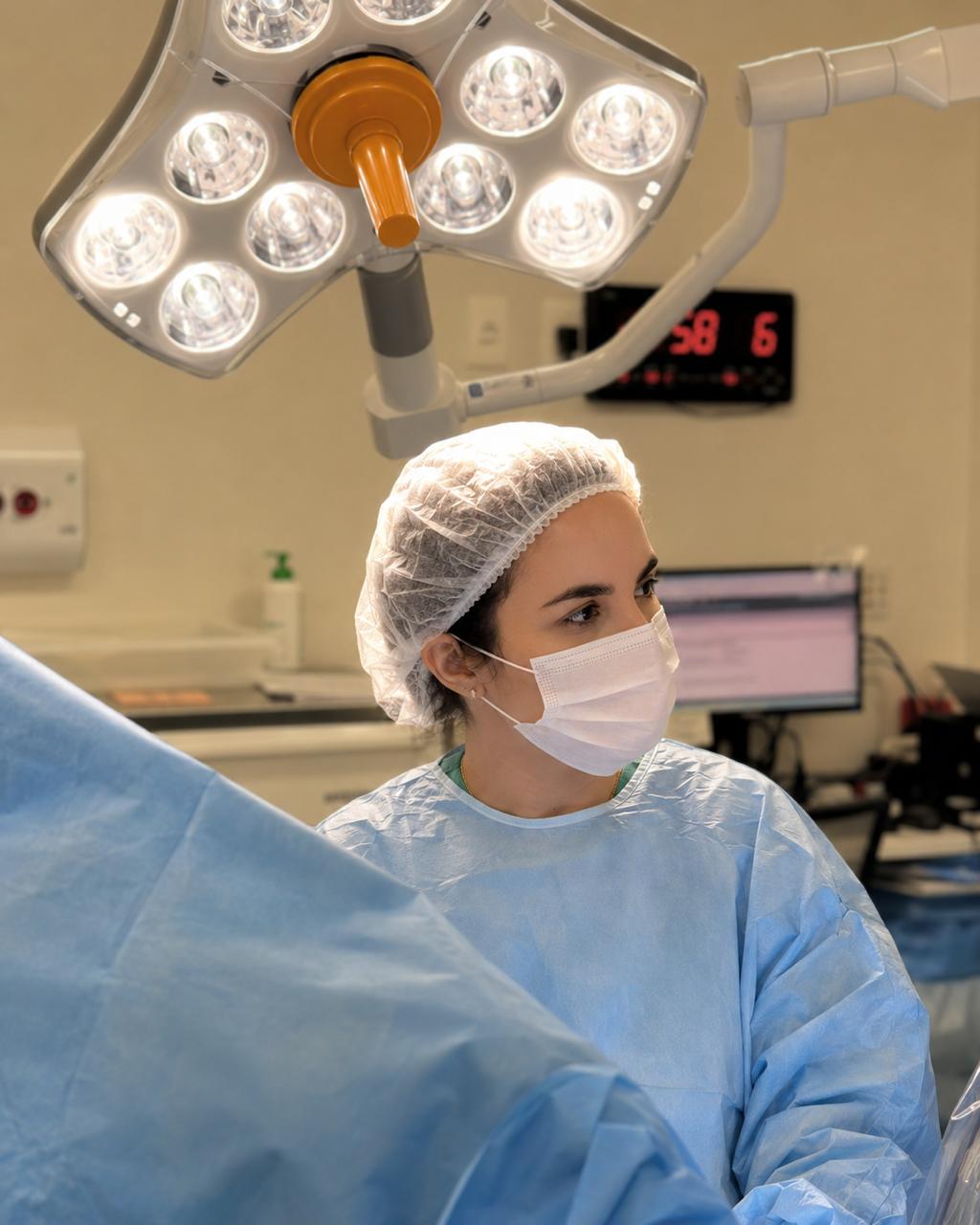 Dra. Mariana Côrtes em atendimento no centro cirúrgico